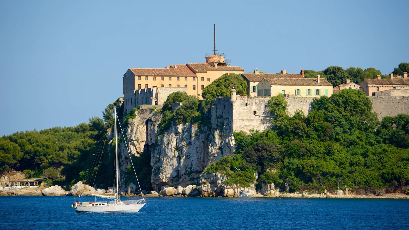 The Fort Royal on the Île Sainte-Marguerite, seen from the sea.